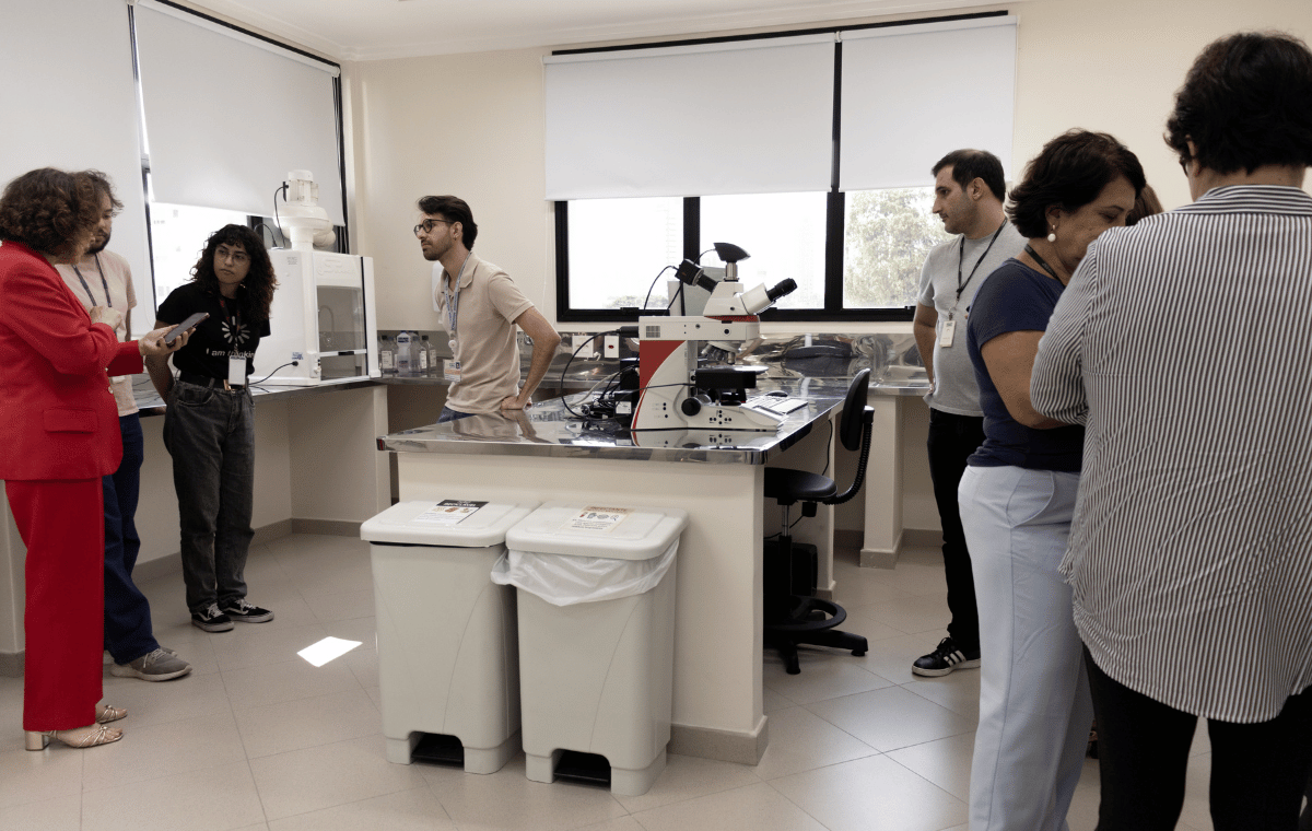Equipe em laboratório de pesquisa